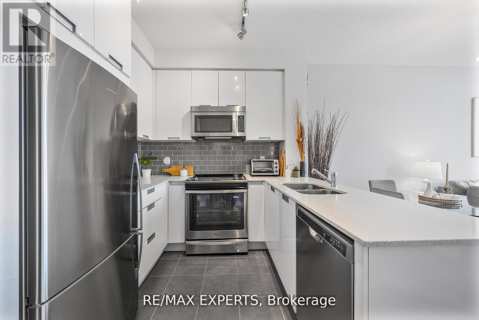 2408 - 75 Eglinton Avenue W, Mississauga, Ontario  L5R 0E5 - Photo 8 - W12419506