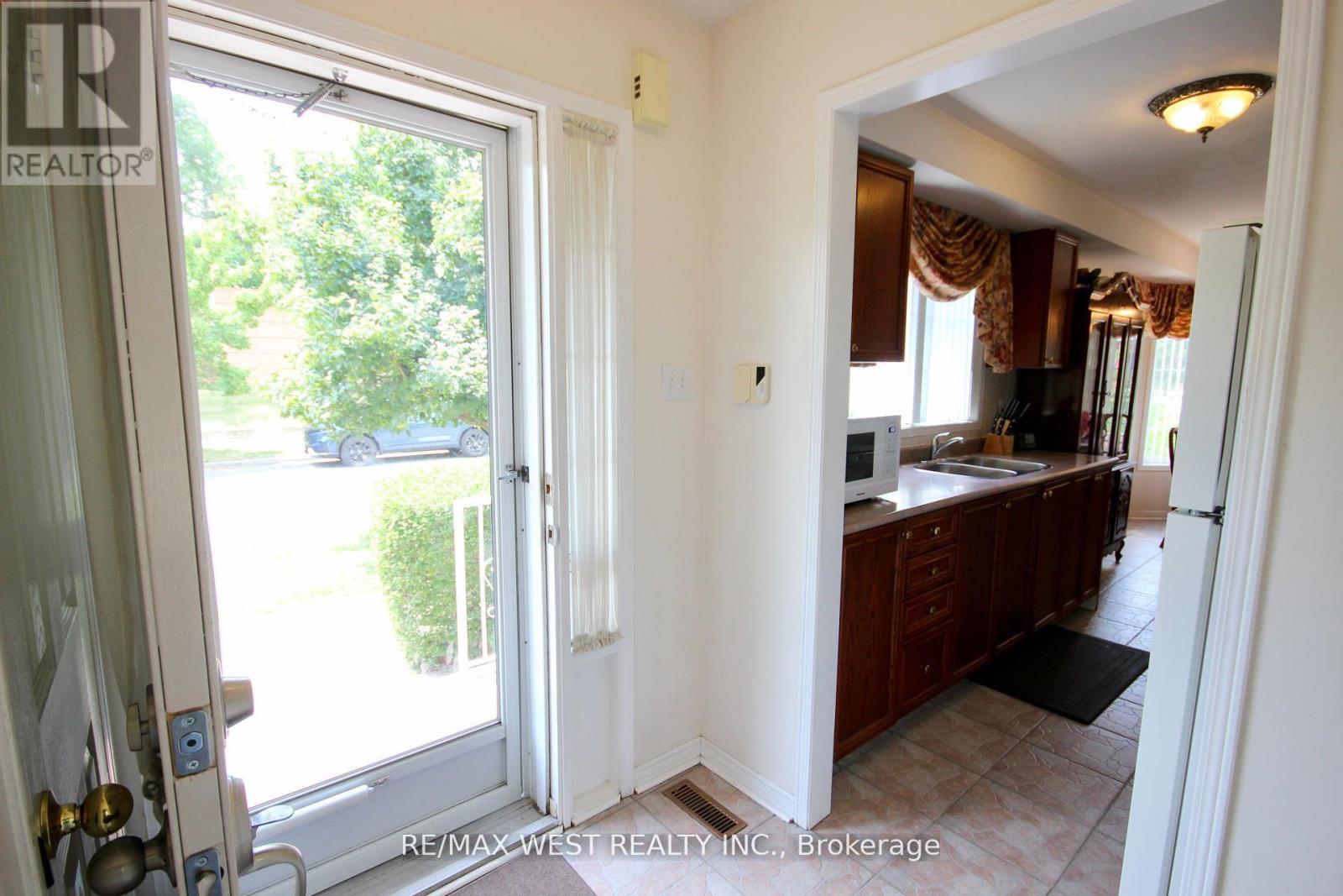 1 Platinum Drive, Toronto, Ontario  M6M 5K1 - Photo 4 - W12419564