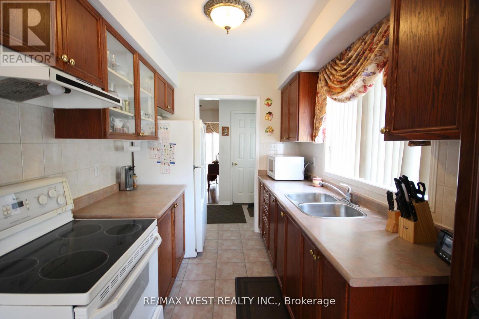 1 Platinum Drive, Toronto, Ontario  M6M 5K1 - Photo 6 - W12419564