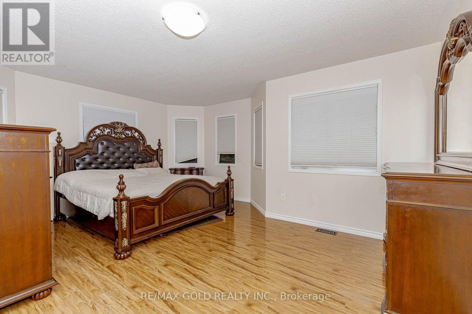2 Lake Louise Drive, Brampton, Ontario  L6X 4W7 - Photo 19 - W12419599
