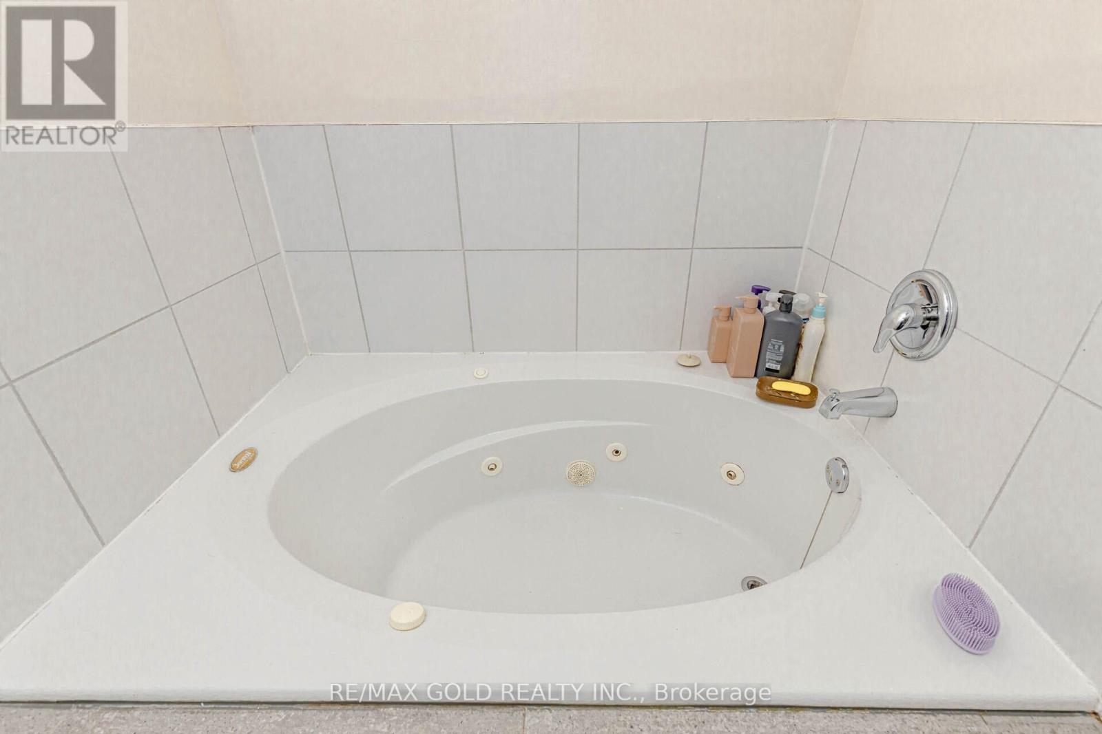 2 Lake Louise Drive, Brampton, Ontario  L6X 4W7 - Photo 21 - W12419599