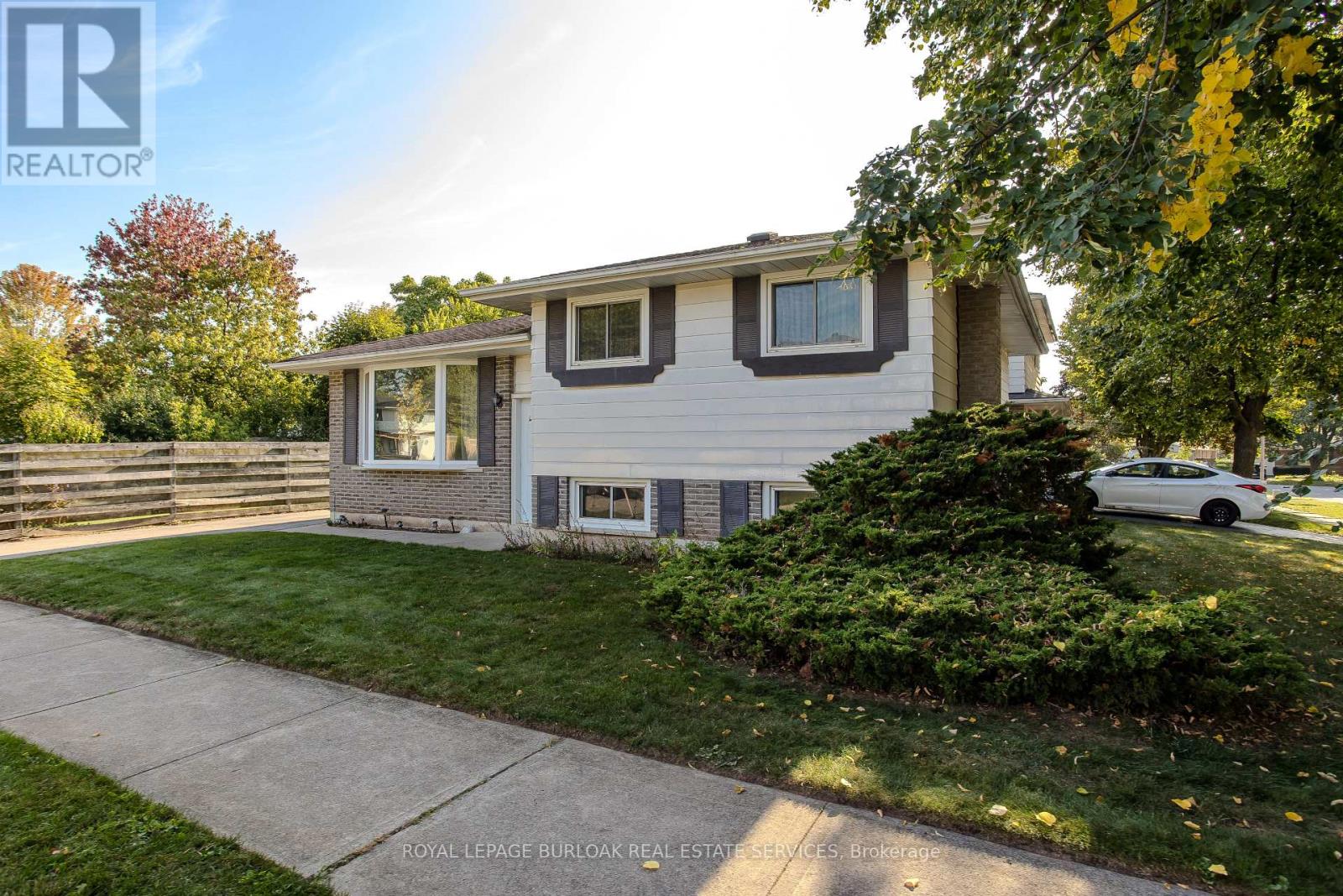 196 MENDEL COURT, Oakville, Ontario