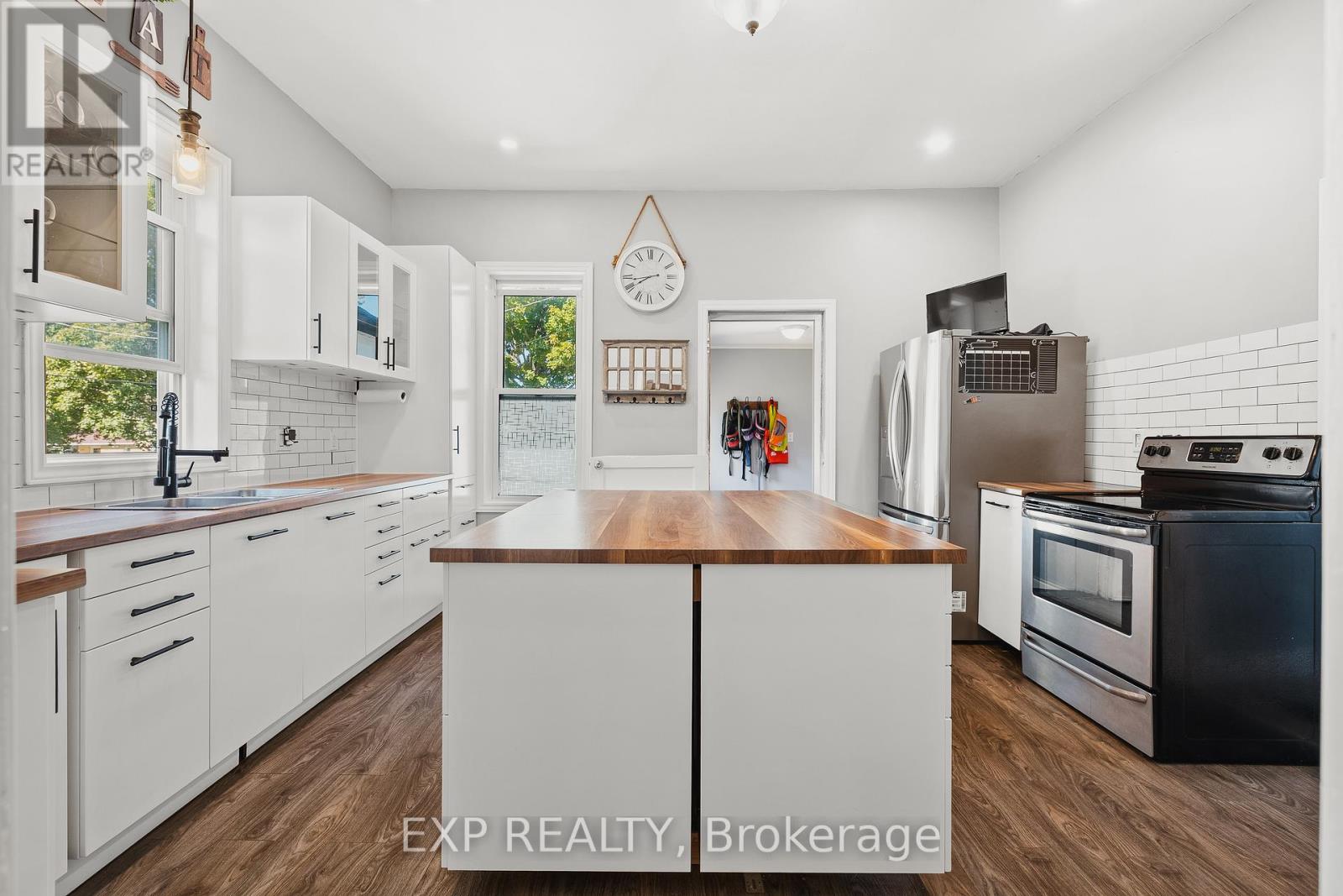290 Turnberry Street, Huron East, Ontario  N0G 1H0 - Photo 10 - X12419589