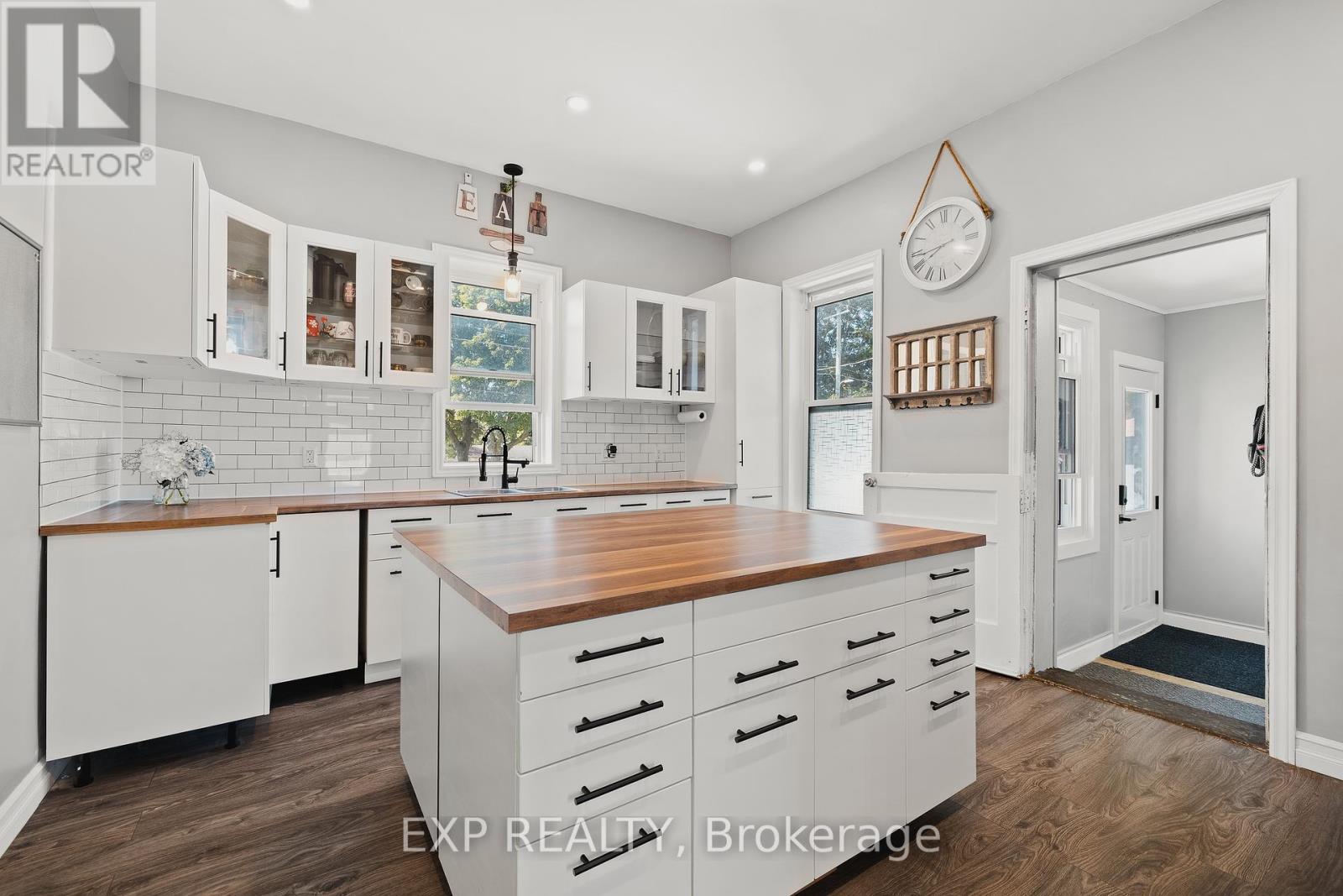 290 Turnberry Street, Huron East, Ontario  N0G 1H0 - Photo 8 - X12419589