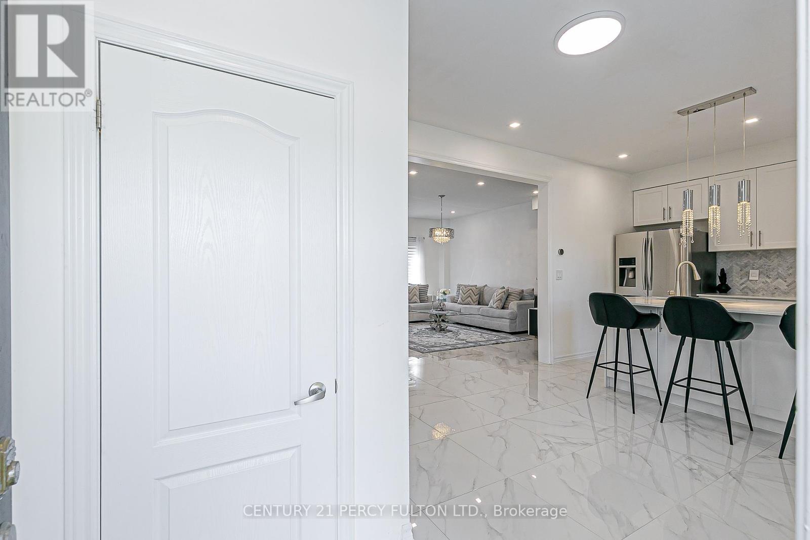 29 Vettese Court, Markham, Ontario  L6B 0V6 - Photo 3 - N12419665