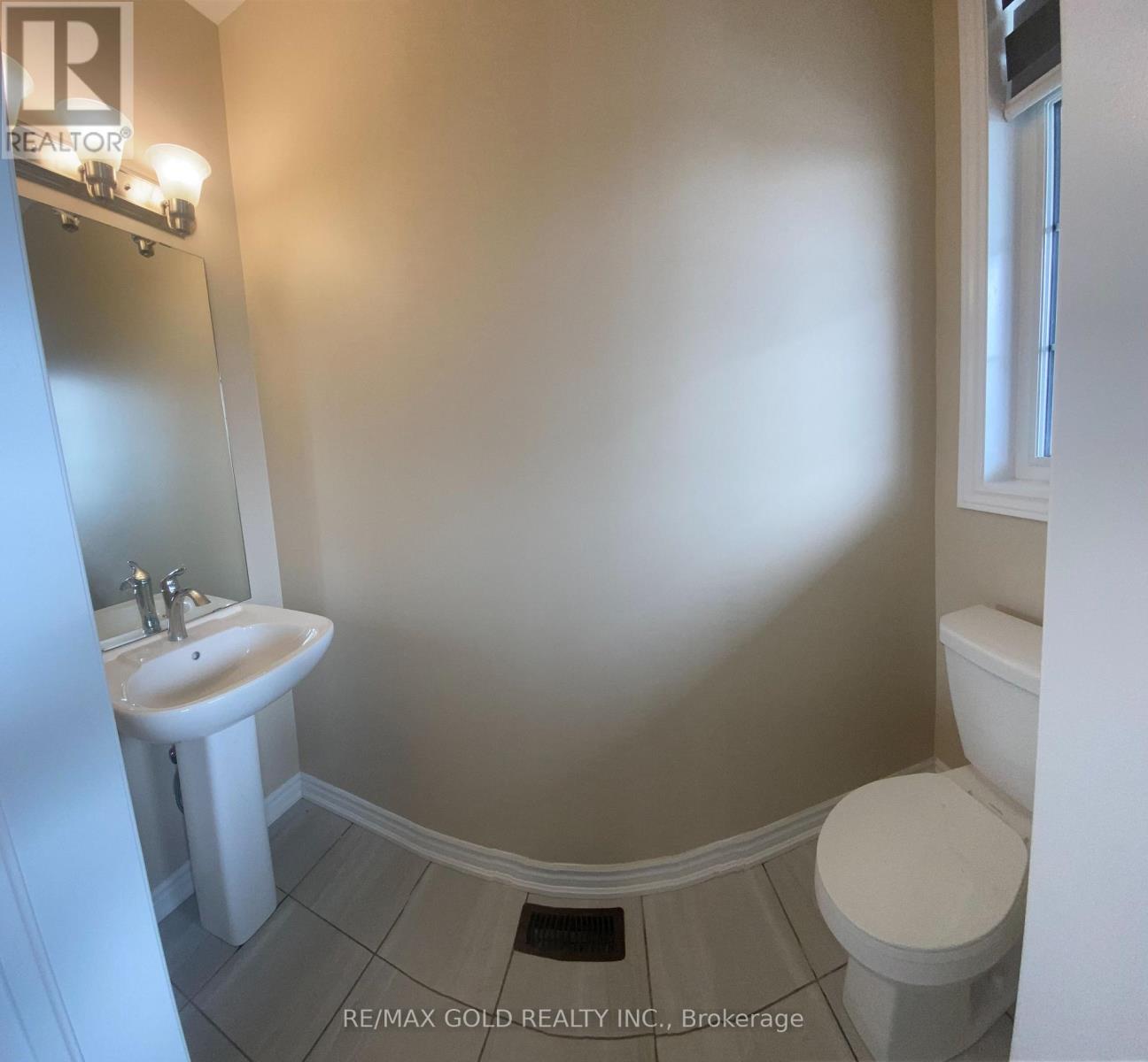 2242 Grainger Loop, Innisfil, Ontario  L9S 0N1 - Photo 2 - N12418639
