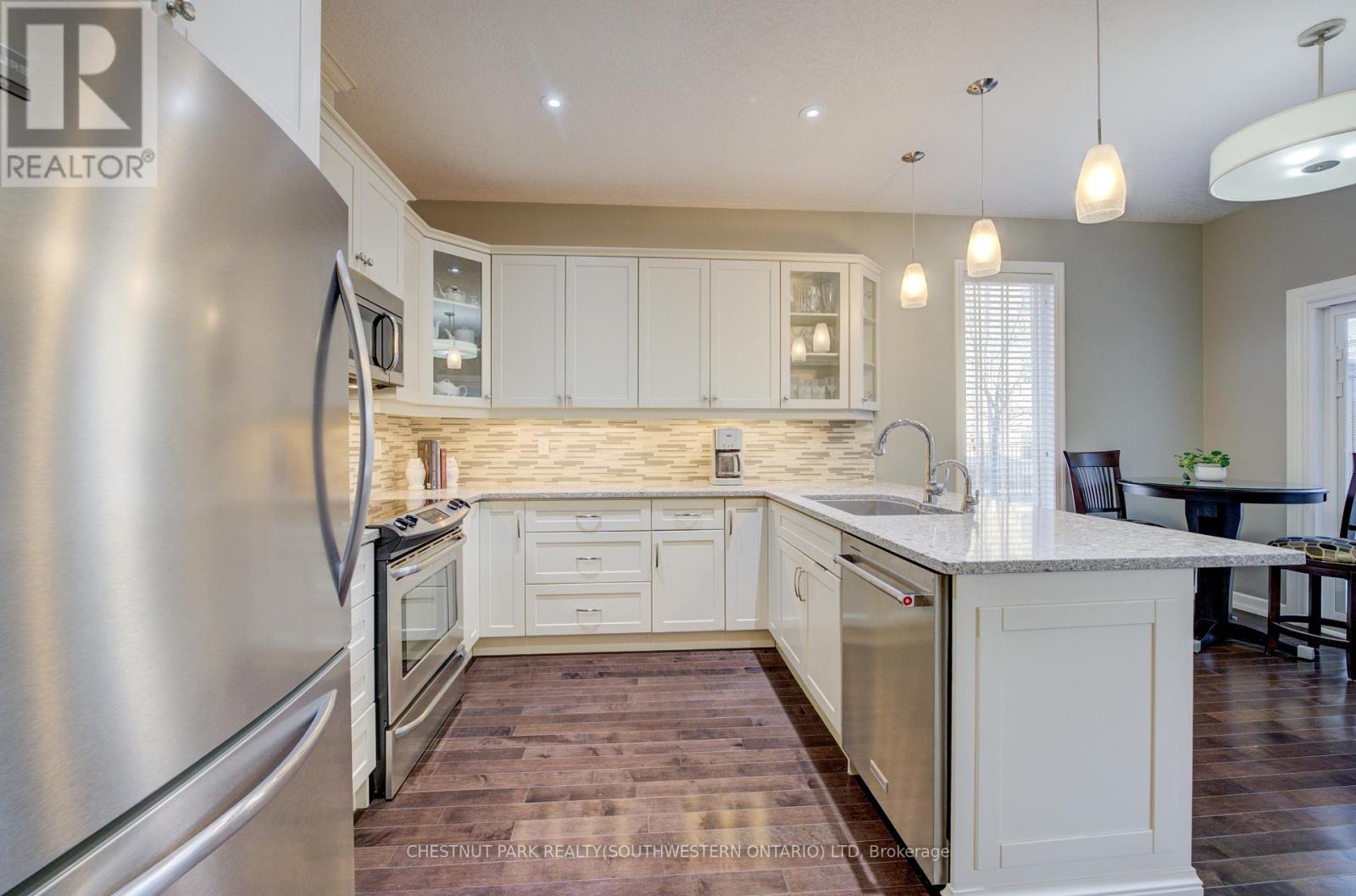 15 - 900 Doon Village Road, Kitchener, Ontario  N2P 1A4 - Photo 7 - X12419615