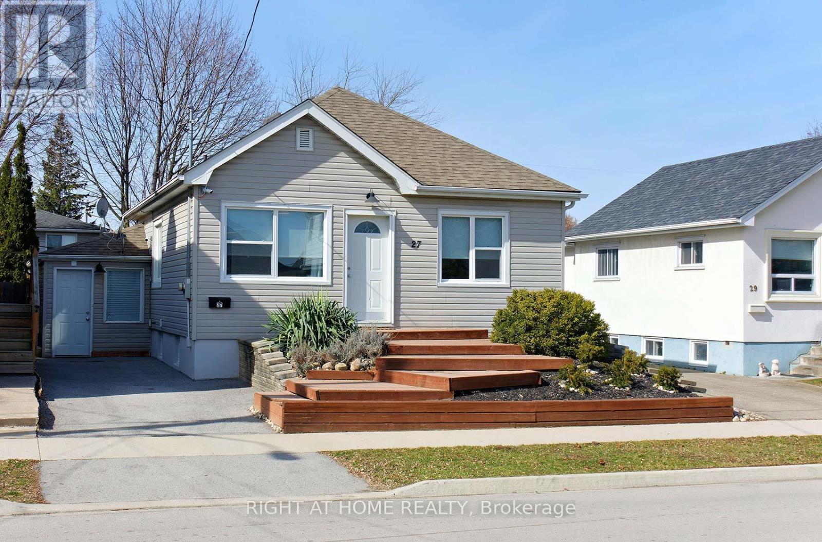 27 Brighton Avenue, St. Catharines, Ontario  L2M 5S6 - Photo 2 - X12419619