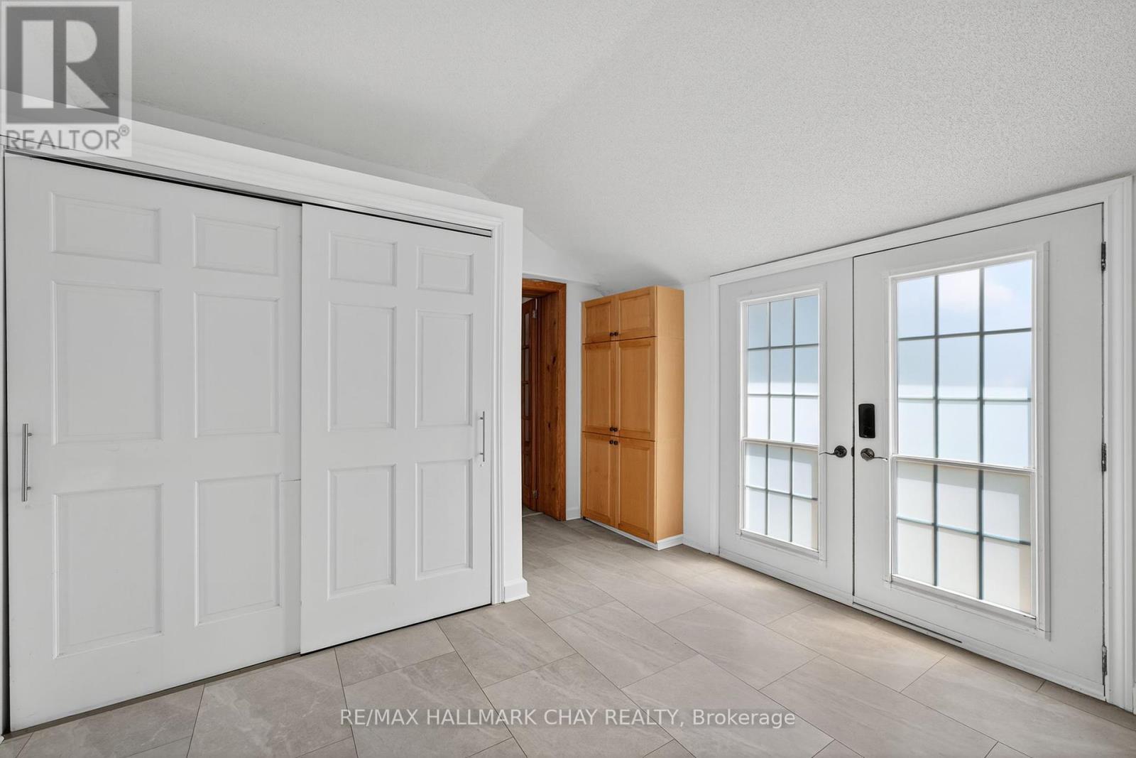 44 Pleasant Avenue S, Fort Erie, Ontario  L0S 1N0 - Photo 4 - X12419656