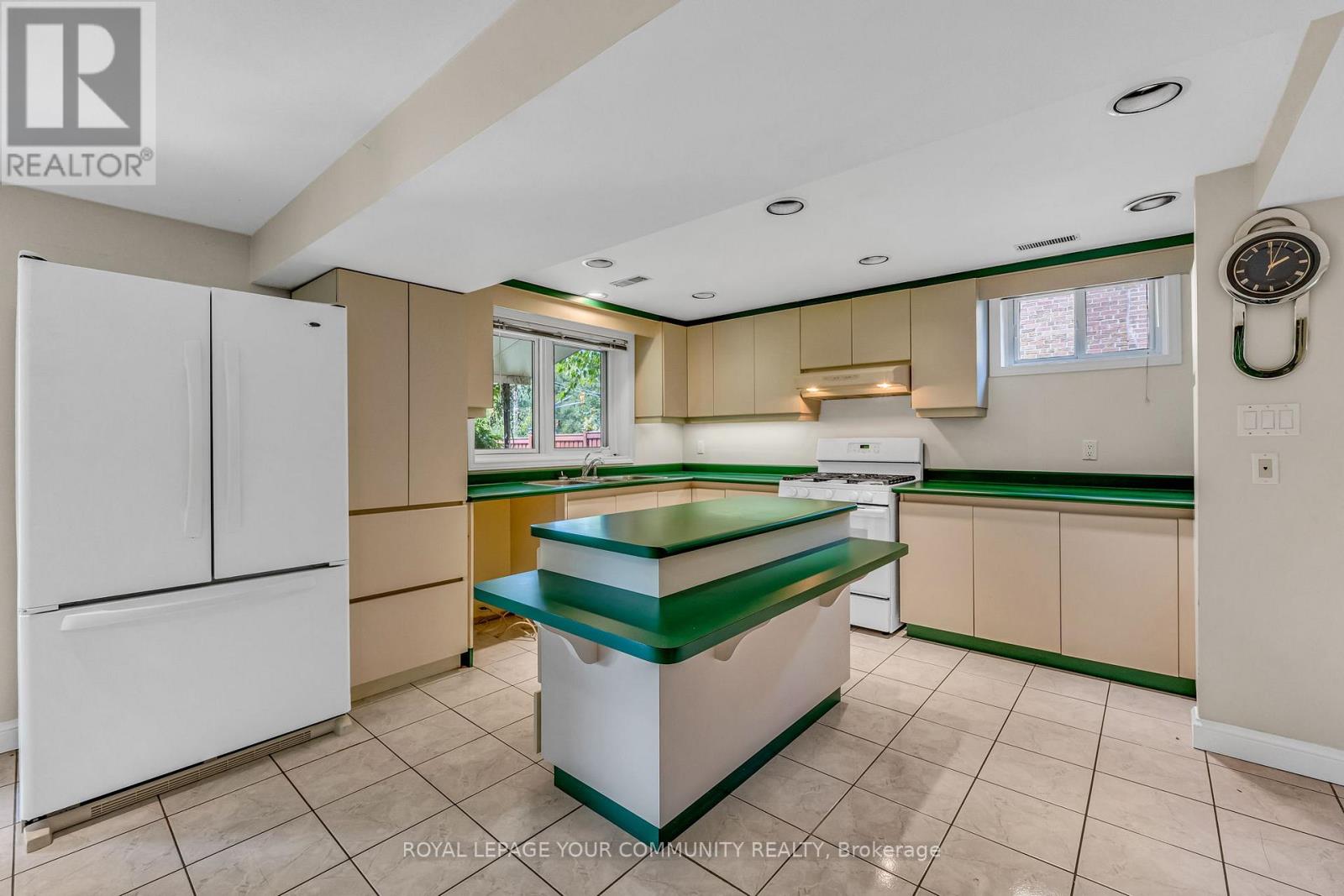 6 Hentob Court, Toronto, Ontario  M9V 2X1 - Photo 27 - W12400001