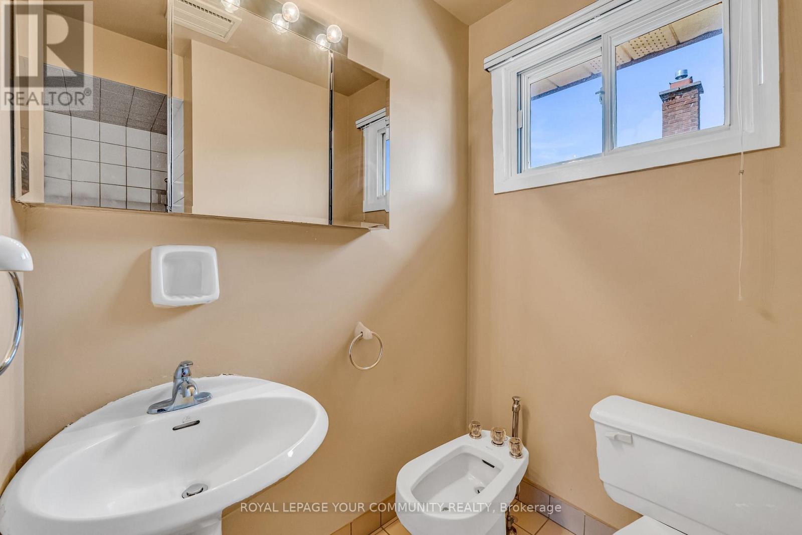 6 Hentob Court, Toronto, Ontario  M9V 2X1 - Photo 19 - W12400001