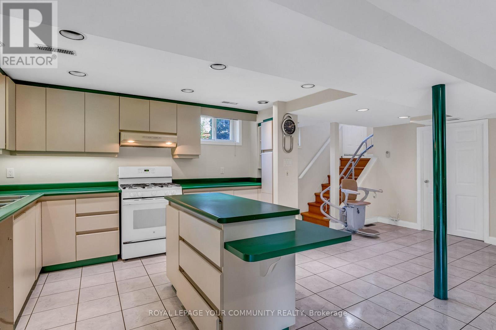 6 Hentob Court, Toronto, Ontario  M9V 2X1 - Photo 28 - W12400001