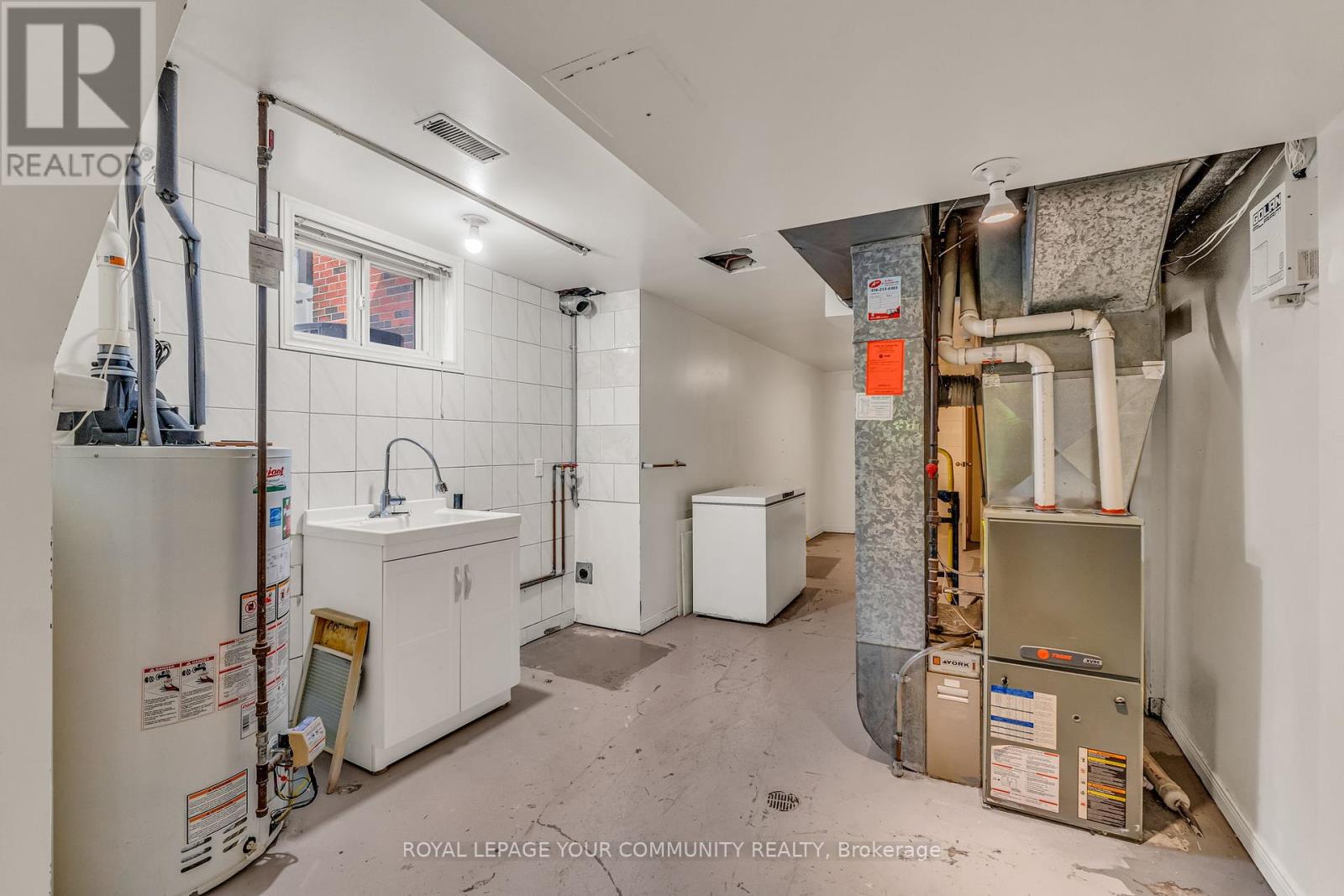 6 Hentob Court, Toronto, Ontario  M9V 2X1 - Photo 37 - W12400001