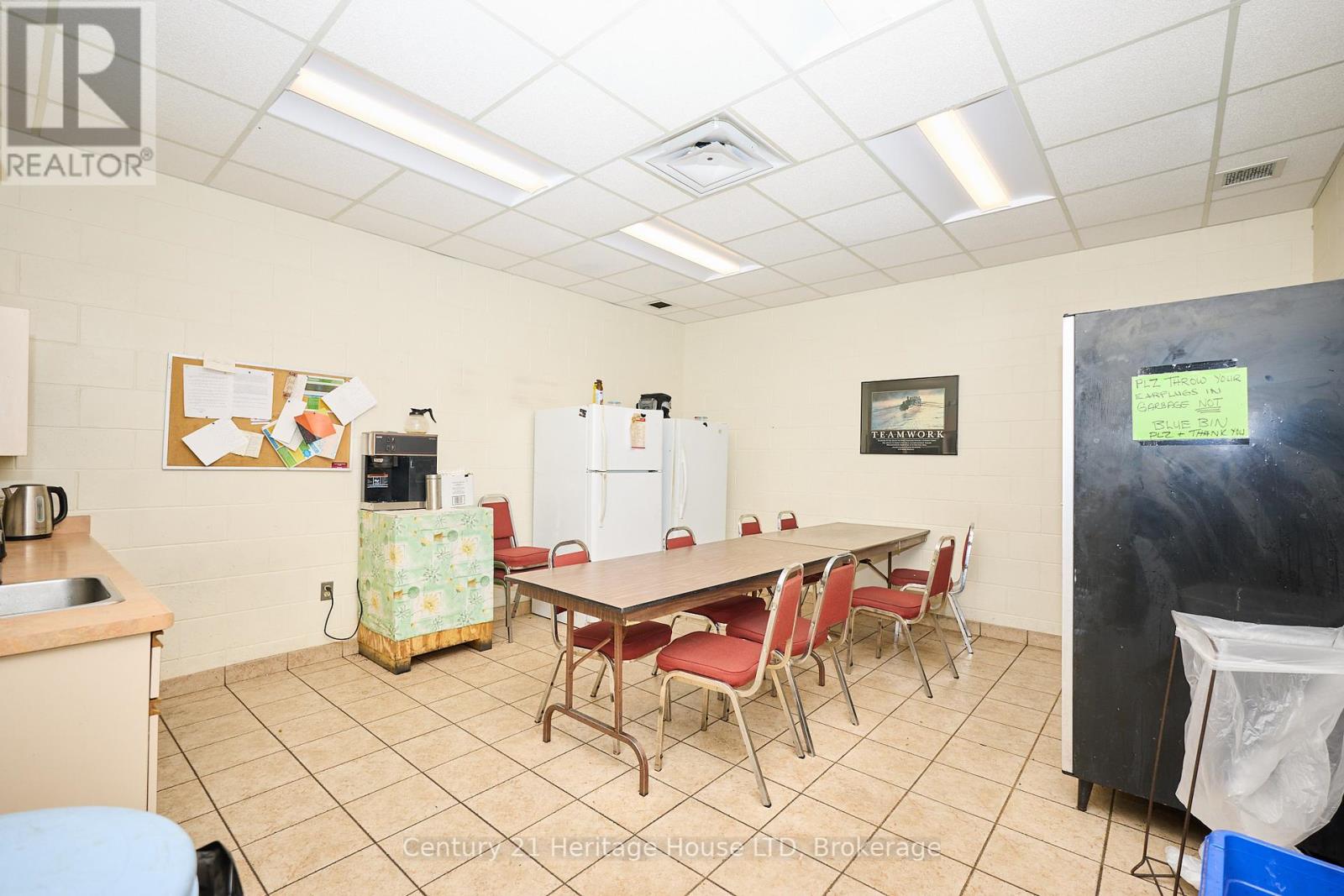 1767 Pettit Road, Fort Erie (Bowen), Ontario  L2A 5M4 - Photo 10 - X12419017