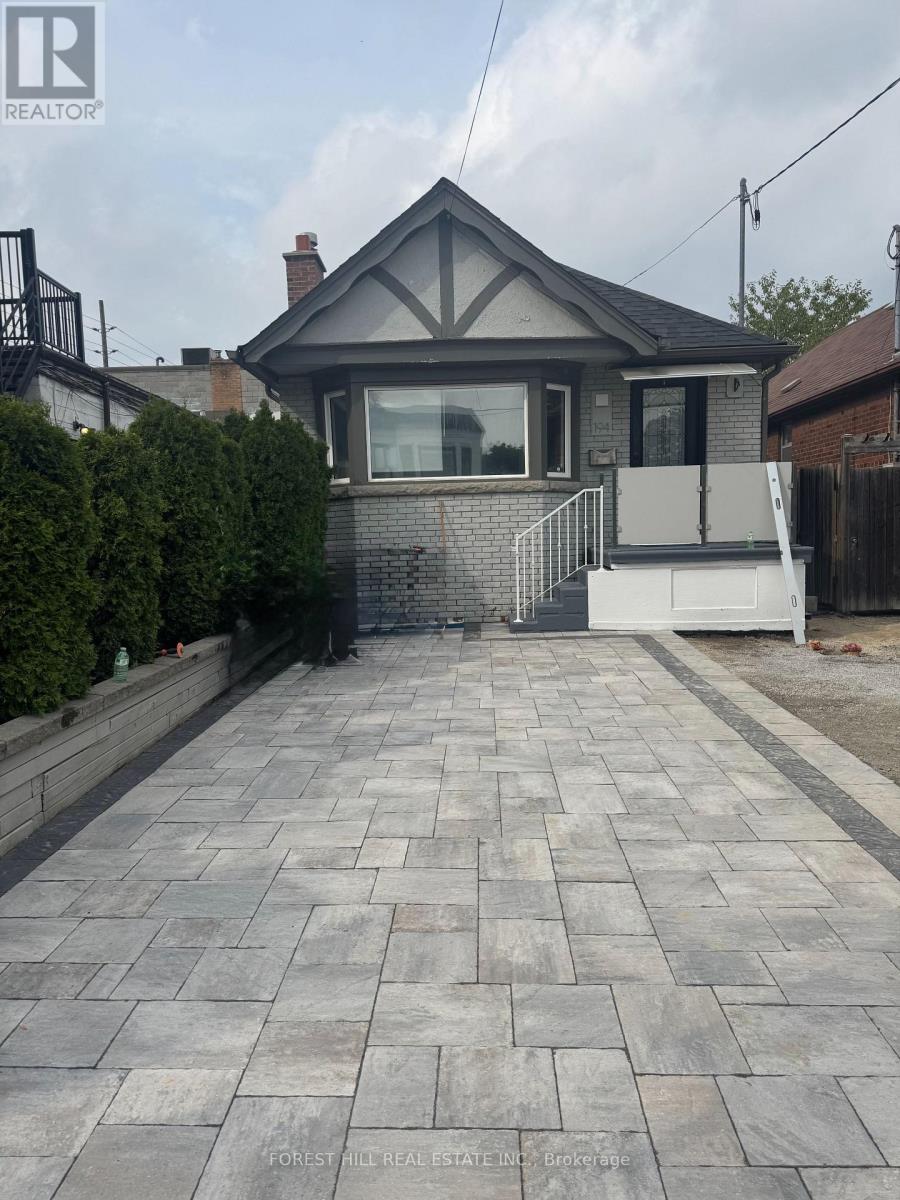 194 Roe Avenue, Toronto, Ontario  M5M 2J2 - Photo 1 - C12419692