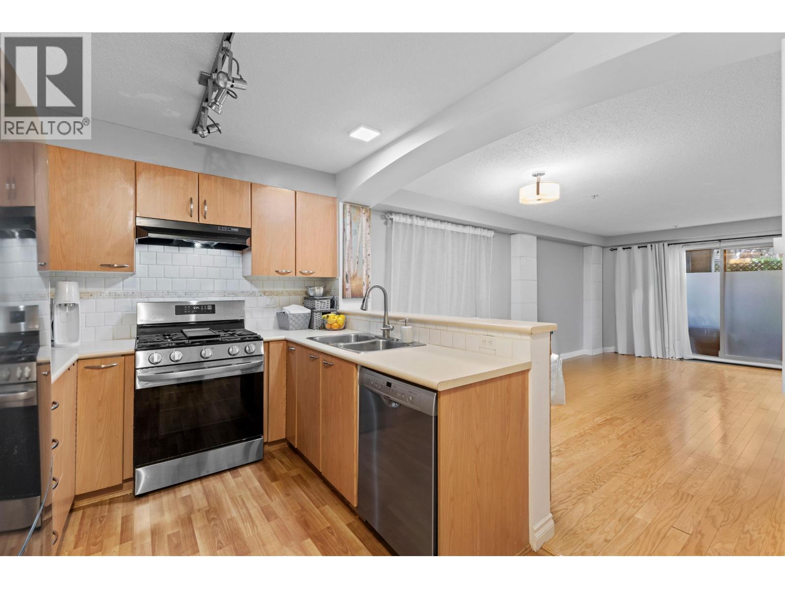 108 2958 Silver Springs Boulevard, Coquitlam, British Columbia  V3E 3R9 - Photo 3 - R3050654
