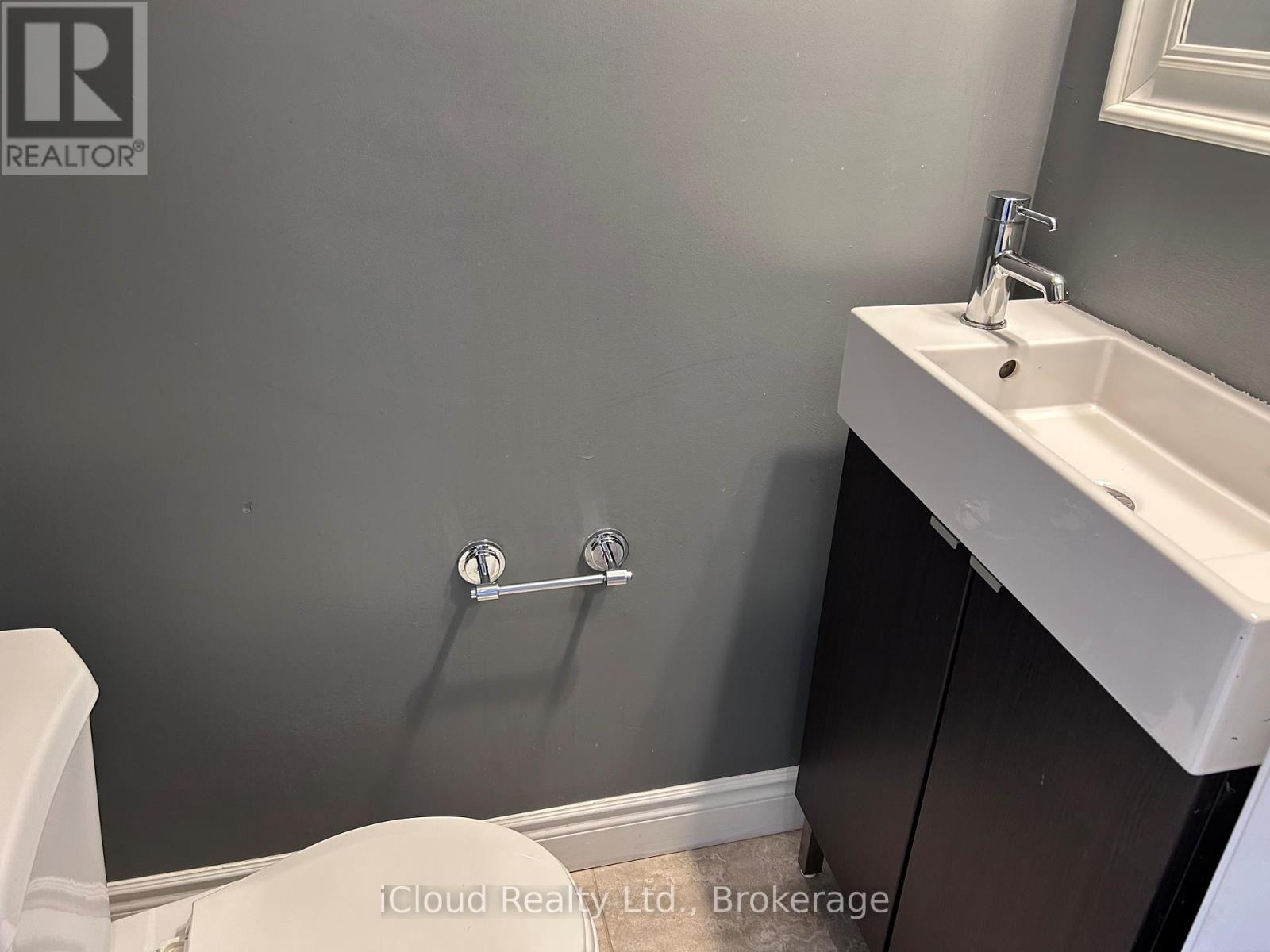 2 Tropical Court, Brampton, Ontario  L6Z 2B9 - Photo 3 - W12419722