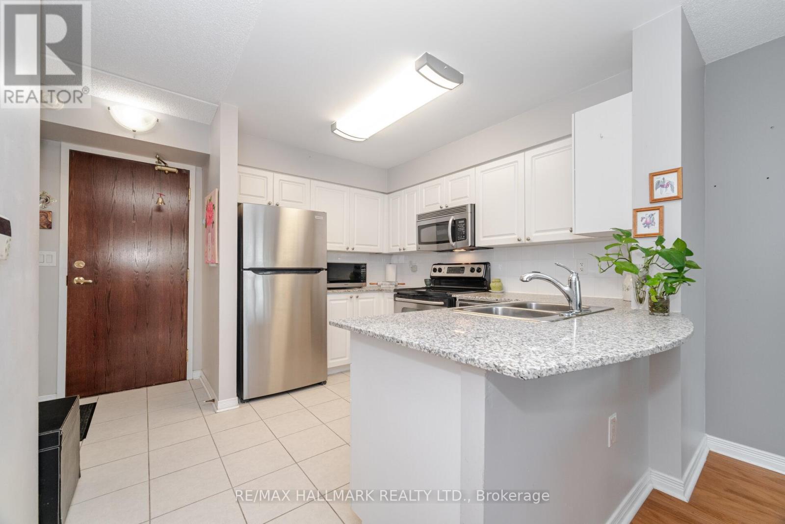 318 - 55 Via Rosedale Way, Brampton, Ontario  L6R 0V1 - Photo 7 - W12419756