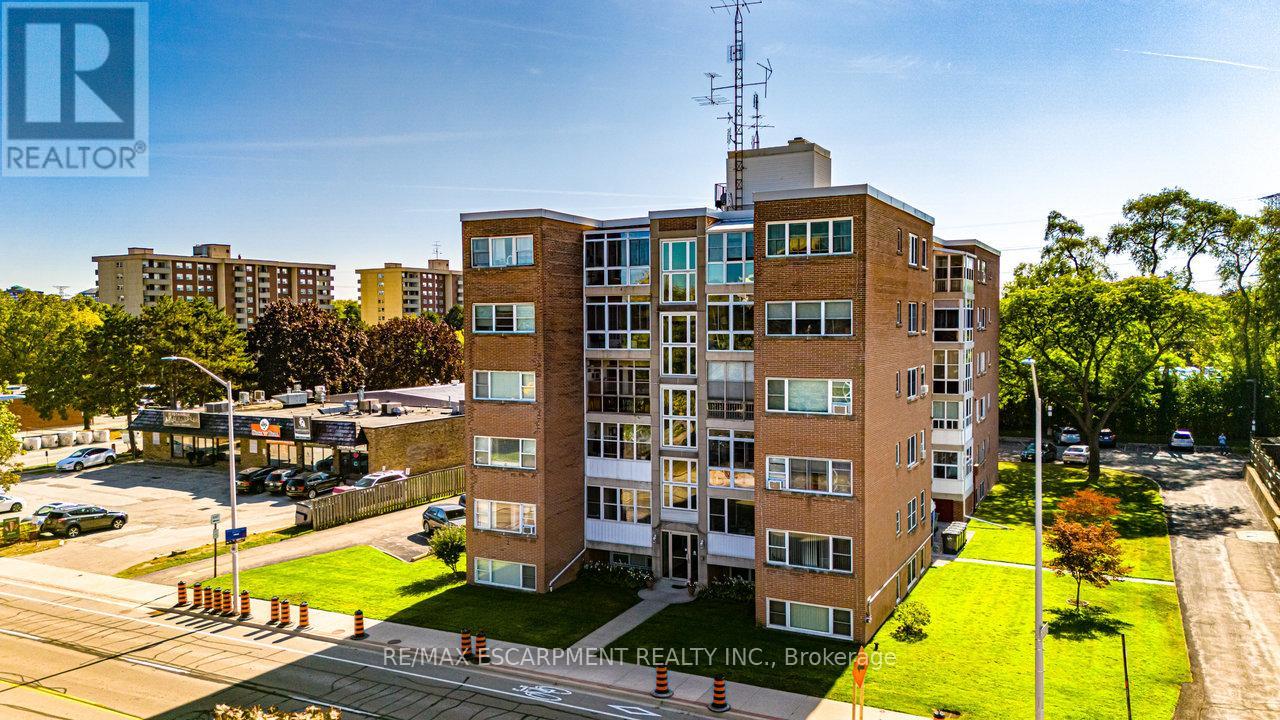 8 - 824 Brant Street, Burlington, Ontario  L7R 2J5 - Photo 1 - W12419782