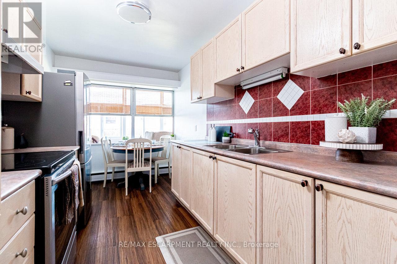 8 - 824 Brant Street, Burlington, Ontario  L7R 2J5 - Photo 10 - W12419782