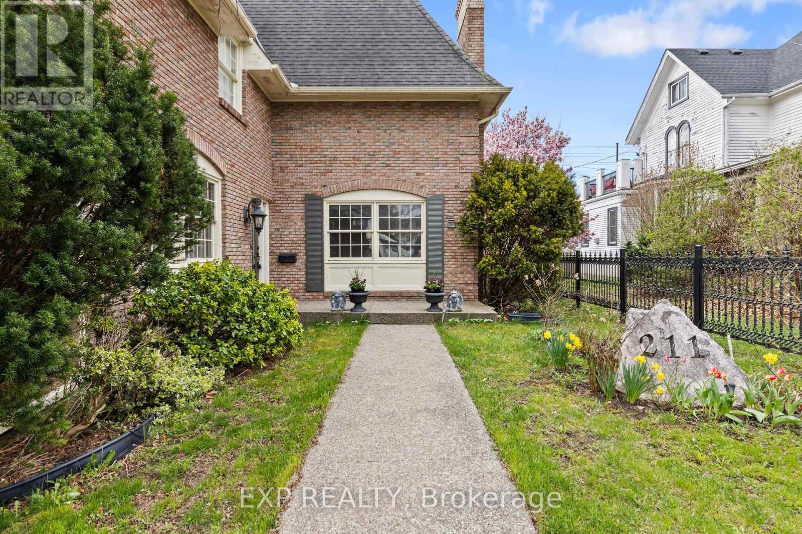 211 Merritt Street, Welland, Ontario  L3C 4T8 - Photo 4 - X12419693