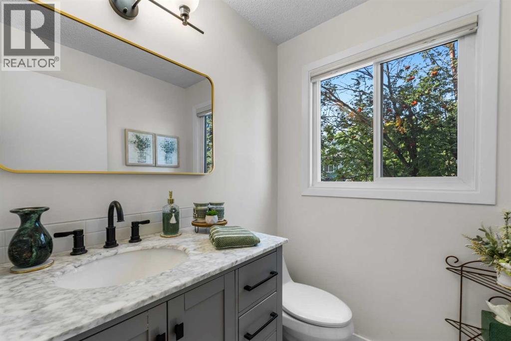 210 Queenston Heights Se, Calgary, Alberta  T2J 6L1 - Photo 9 - A2257844