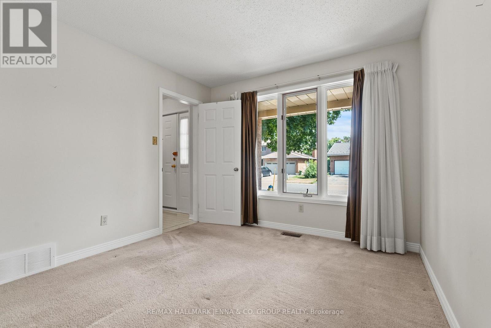 28 Pine Bluff Trail, Ottawa, Ontario  K2S 1E1 - Photo 4 - X12326501