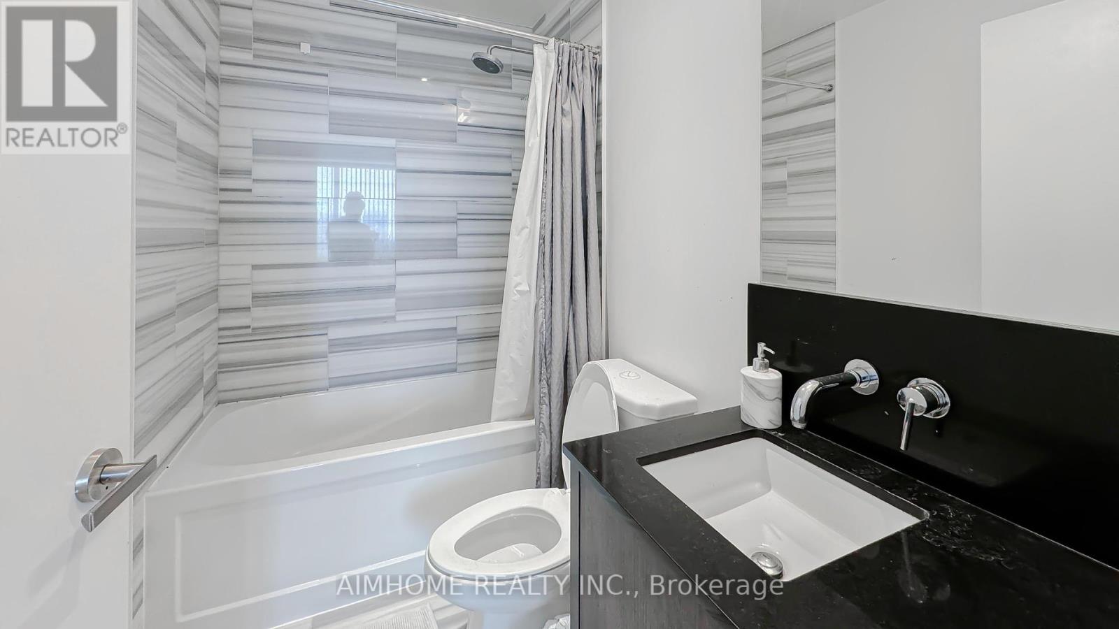 6506 - 100 Harbour Street, Toronto (Waterfront Communities), Ontario  M5J 0B5 - Photo 17 - C12129373