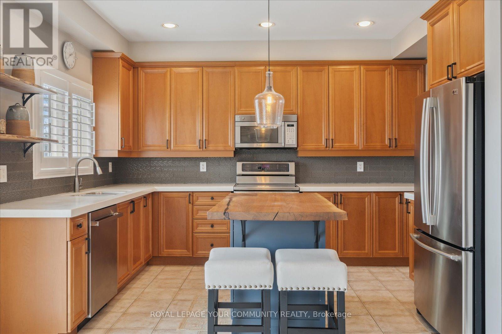 118 Chapman Court, Aurora (Aurora Grove), Ontario  L4G 0E2 - Photo 13 - N12419147