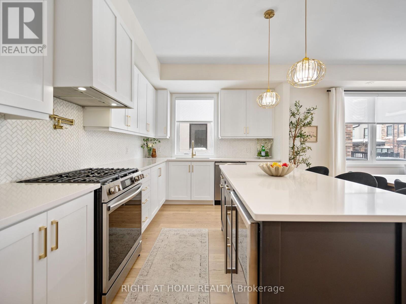 8-50 Baynes Way, Bradford West Gwillimbury, Ontario  L3Z 4M4 - Photo 4 - N12419133
