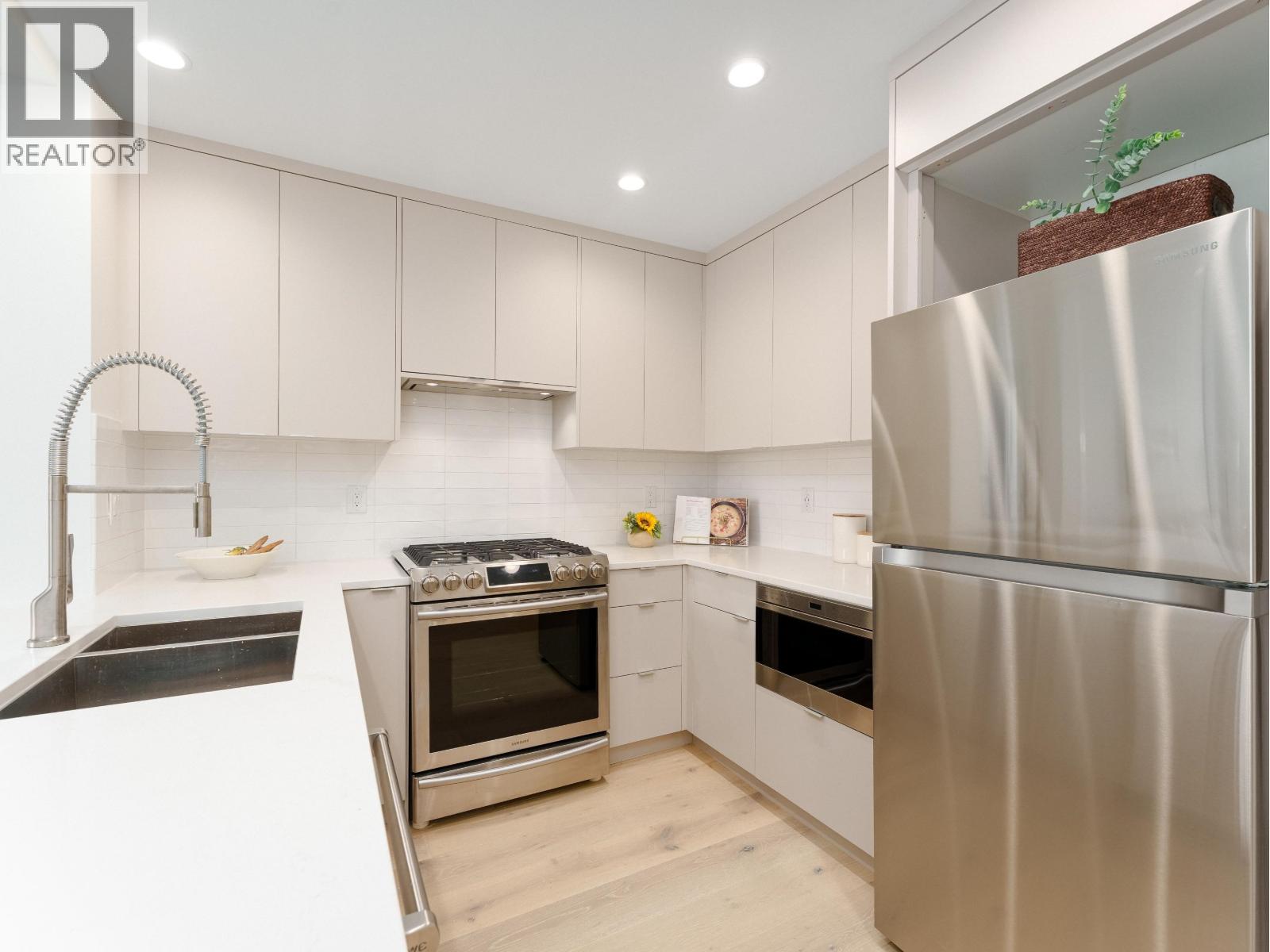 422 580 Raven Woods Drive, North Vancouver, British Columbia  V7G 2T2 - Photo 5 - R3050488