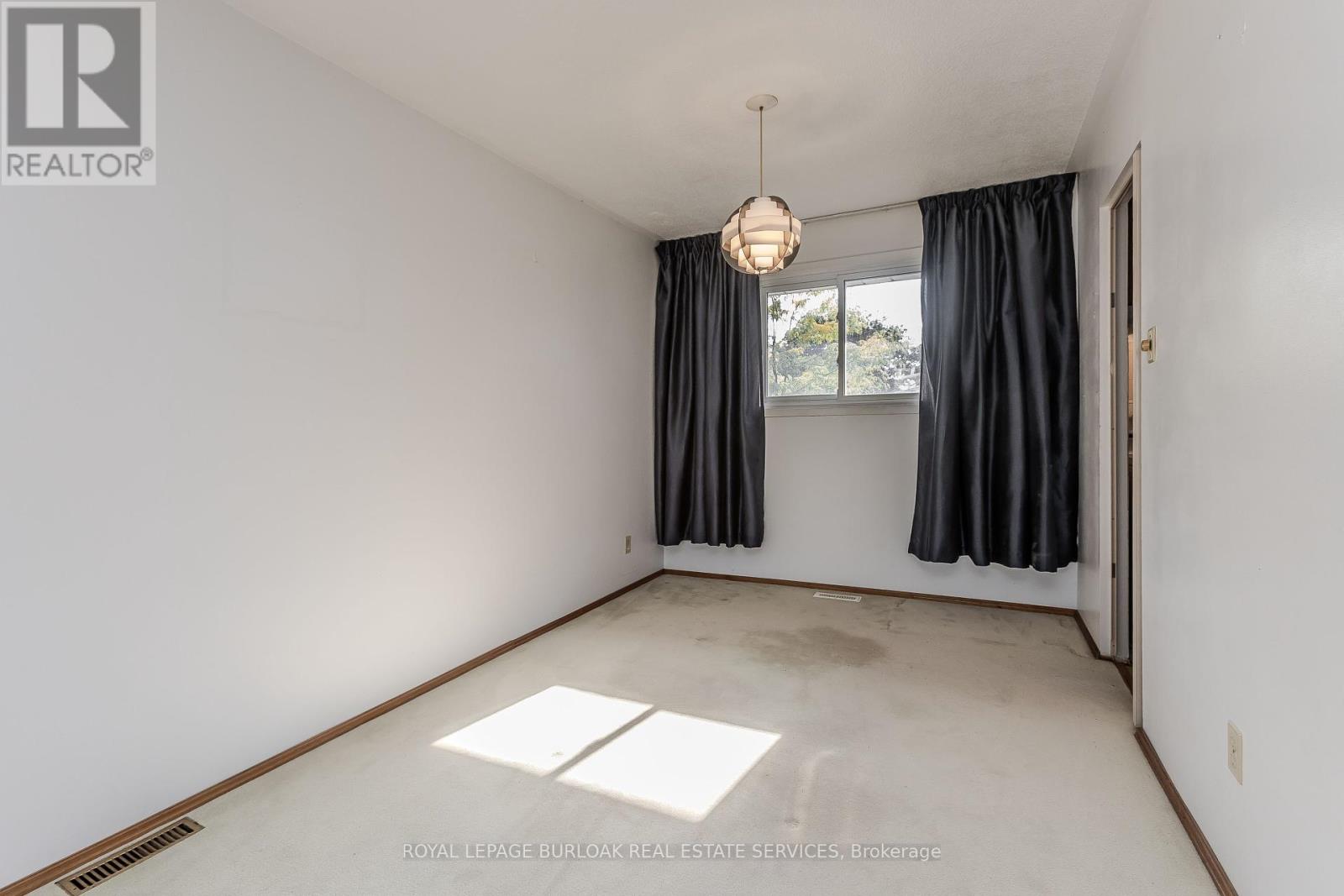 196 Mendel Court, Oakville, Ontario  L6H 1G8 - Photo 8 - W12419604