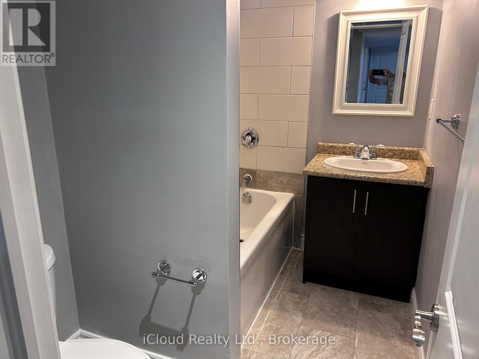 2 Tropical Court, Brampton, Ontario  L6Z 2B9 - Photo 24 - W12419722