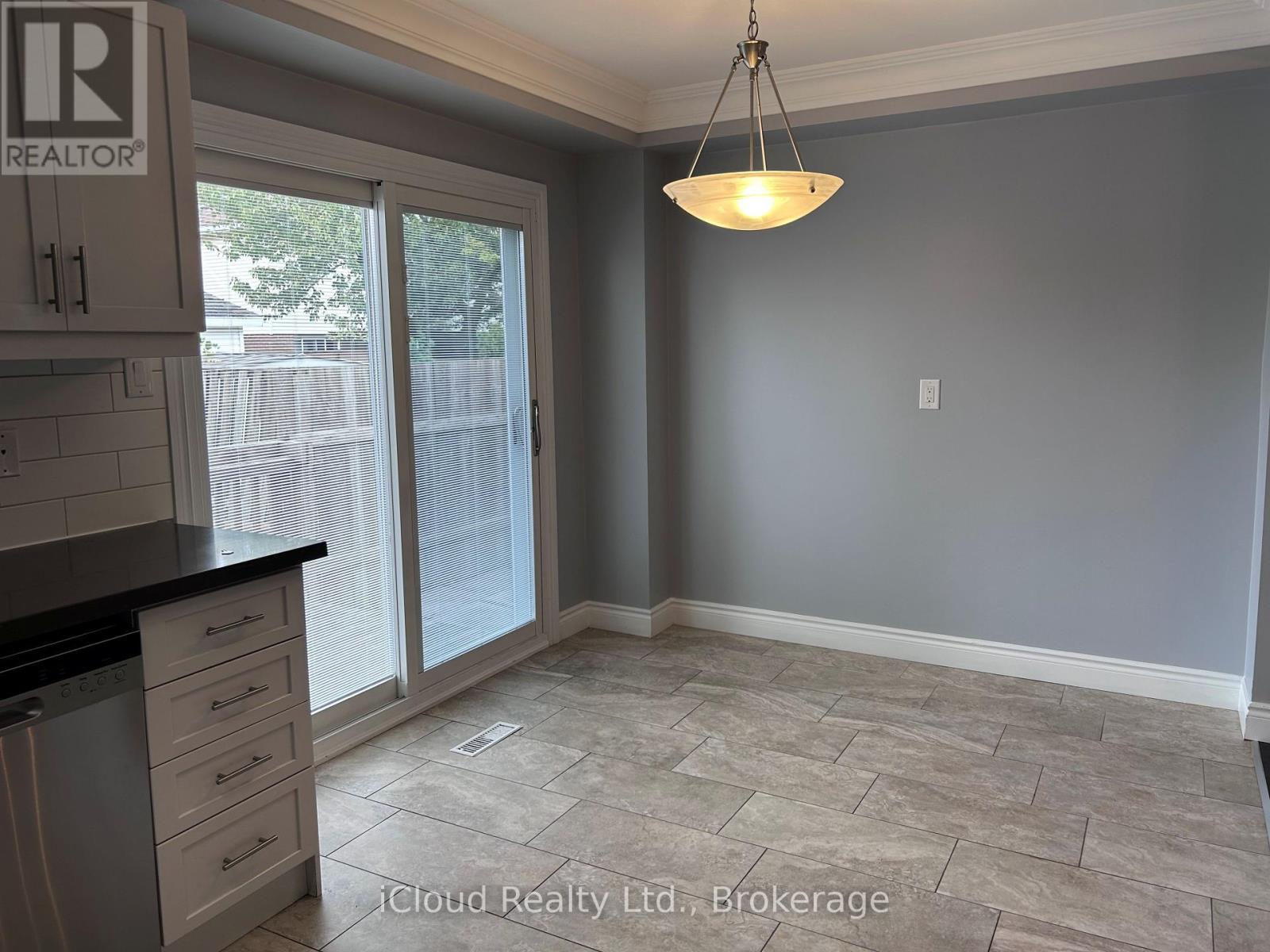 2 Tropical Court, Brampton, Ontario  L6Z 2B9 - Photo 9 - W12419722