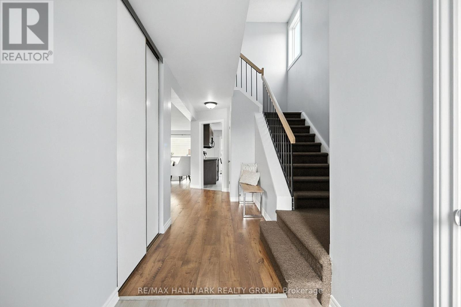 55 Fair Oaks Crescent, Ottawa, Ontario  K2G 4W3 - Photo 3 - X12419989