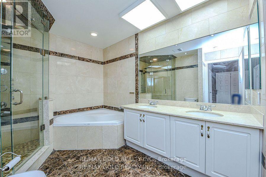 3205 - 35 Kingsbridge Garden, Mississauga, Ontario  L5R 3Z5 - Photo 13 - W12419825