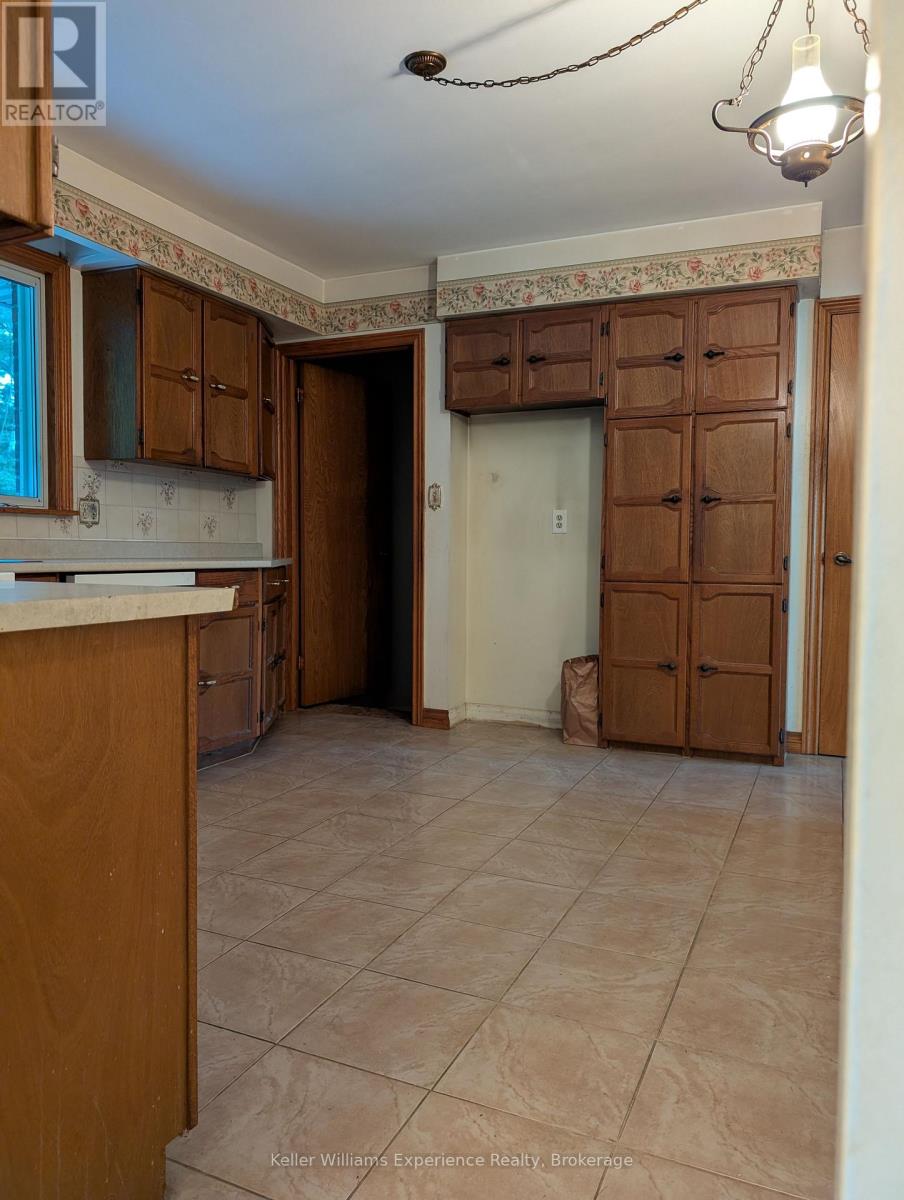 386 Beaumont Drive, Bracebridge, Ontario  P1L 1X2 - Photo 11 - X12359295