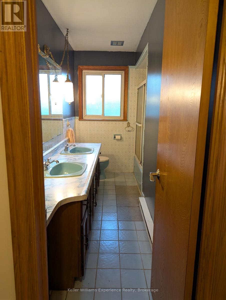 386 Beaumont Drive, Bracebridge, Ontario  P1L 1X2 - Photo 13 - X12359295