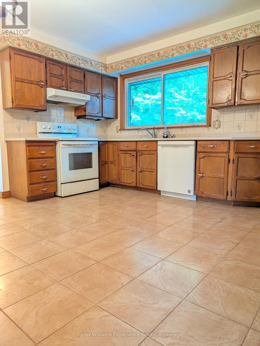 386 Beaumont Drive, Bracebridge, Ontario  P1L 1X2 - Photo 10 - X12359295