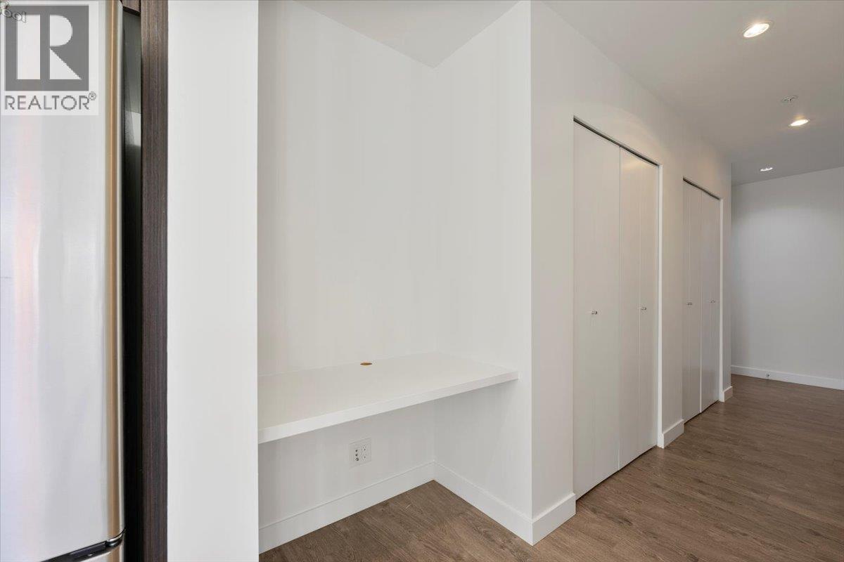 215 545 Foster Avenue, Coquitlam, British Columbia  V3J 0B3 - Photo 3 - R3050719