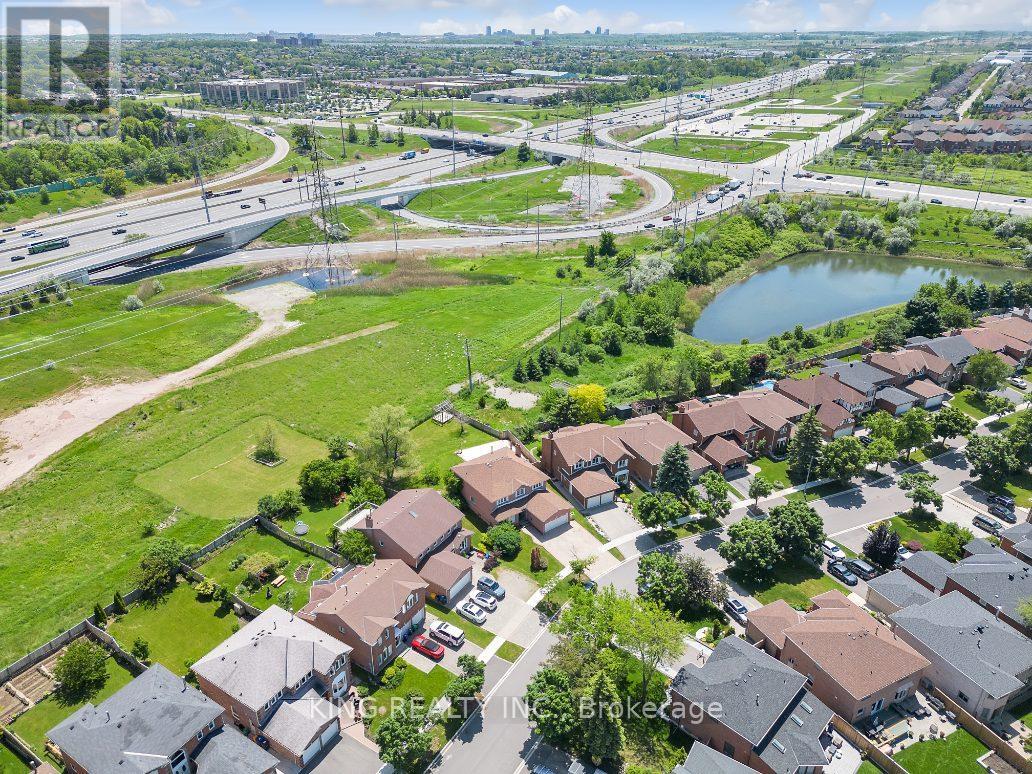 2606 Ambercroft Trail, Mississauga, Ontario  L5M 4K3 - Photo 3 - W12419914