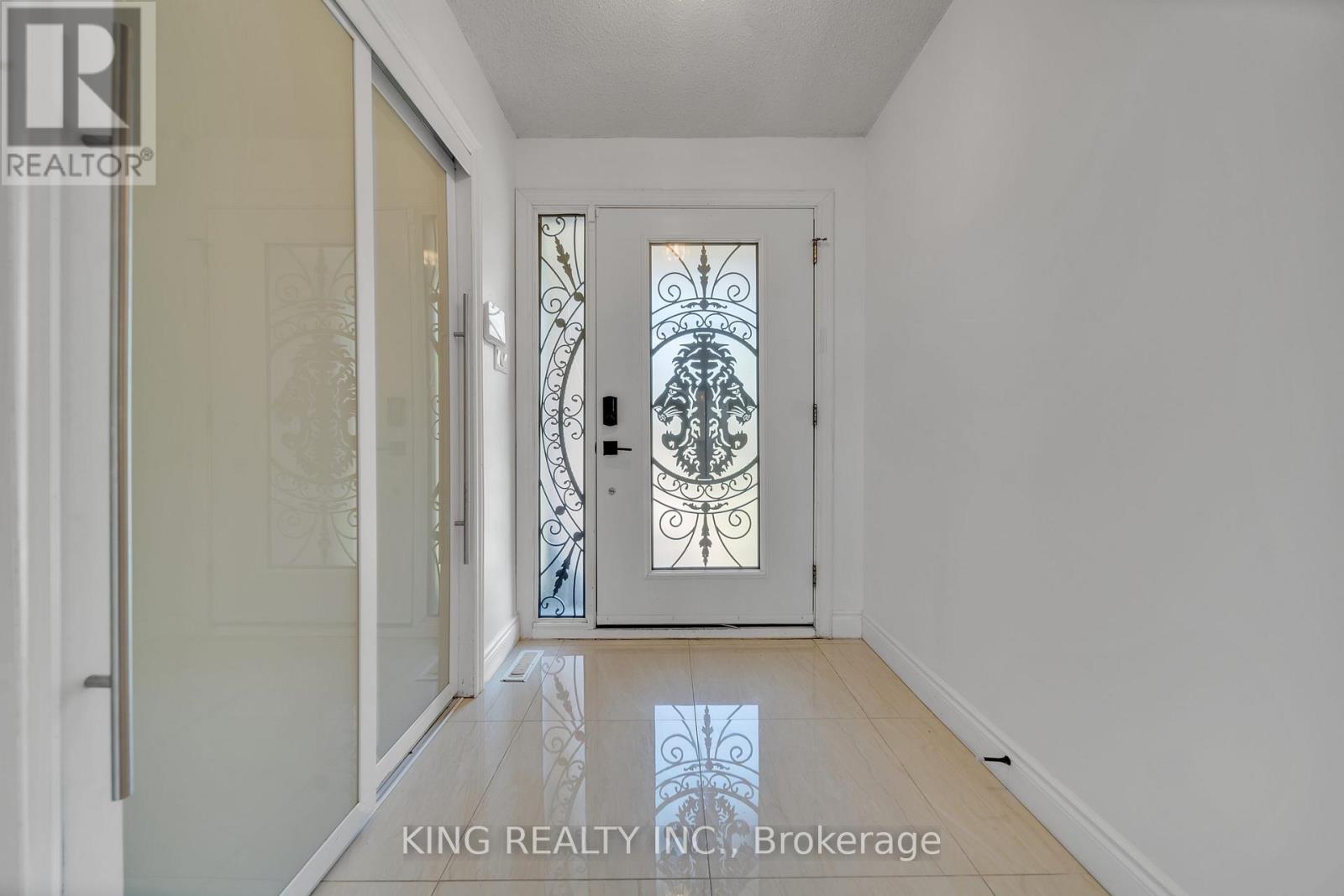 2606 Ambercroft Trail, Mississauga, Ontario  L5M 4K3 - Photo 8 - W12419914