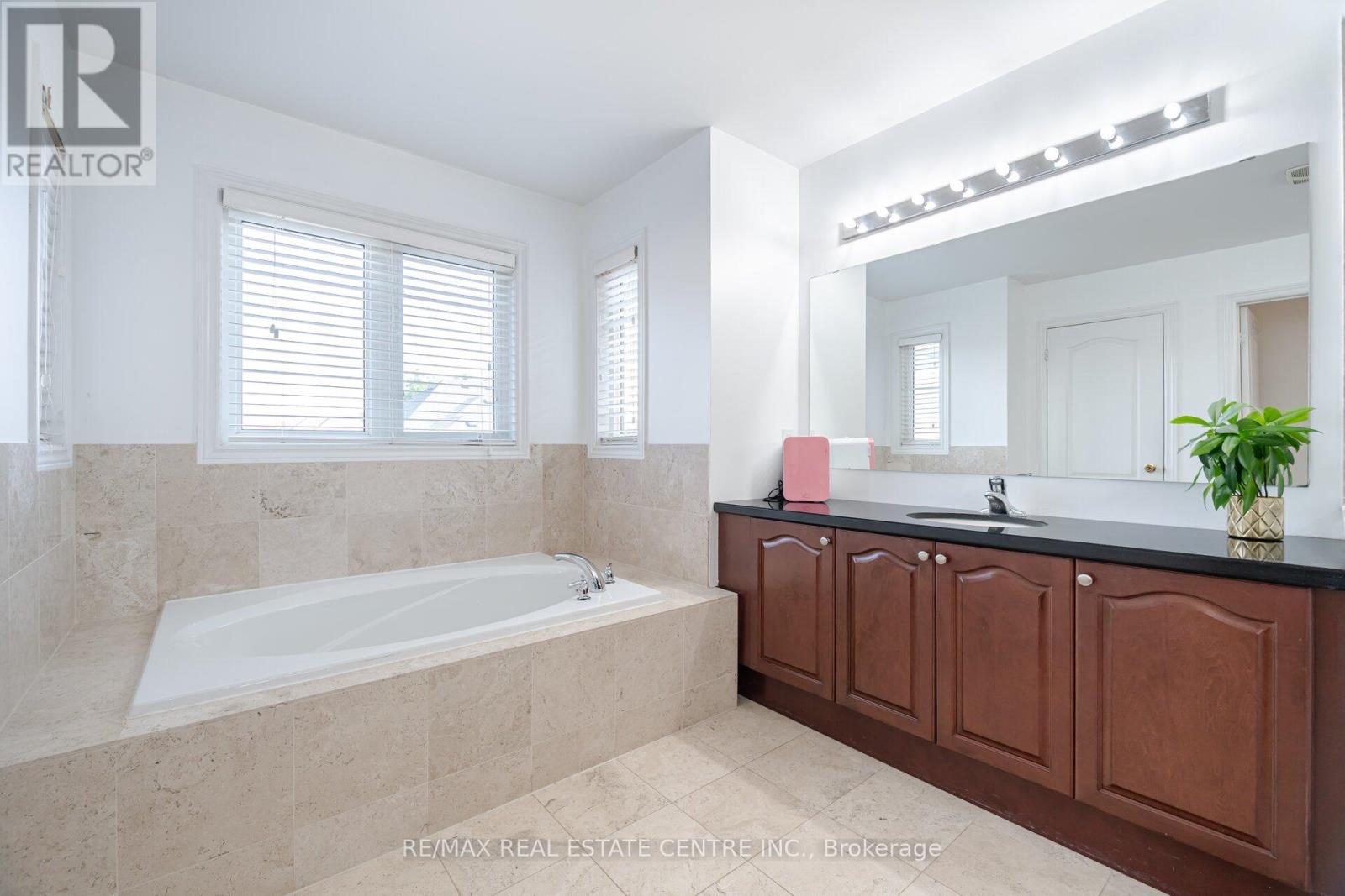 7 Prince Edward Boulevard, Brampton, Ontario  L6P 2E1 - Photo 20 - W12419932