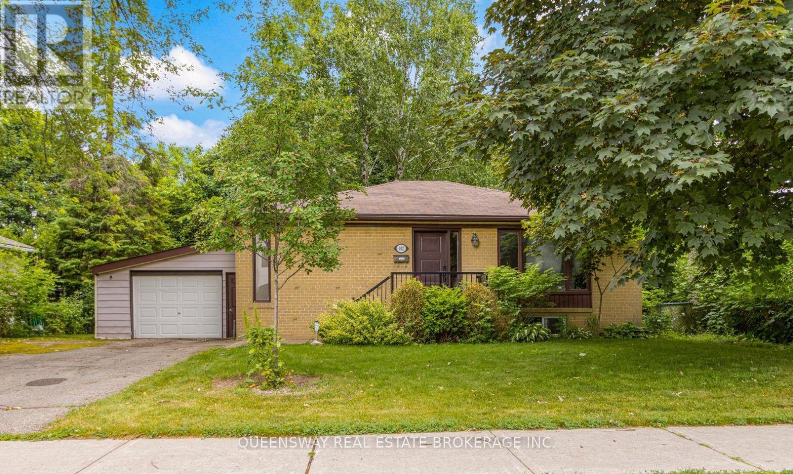 102 MURRAY DRIVE, Aurora, Ontario