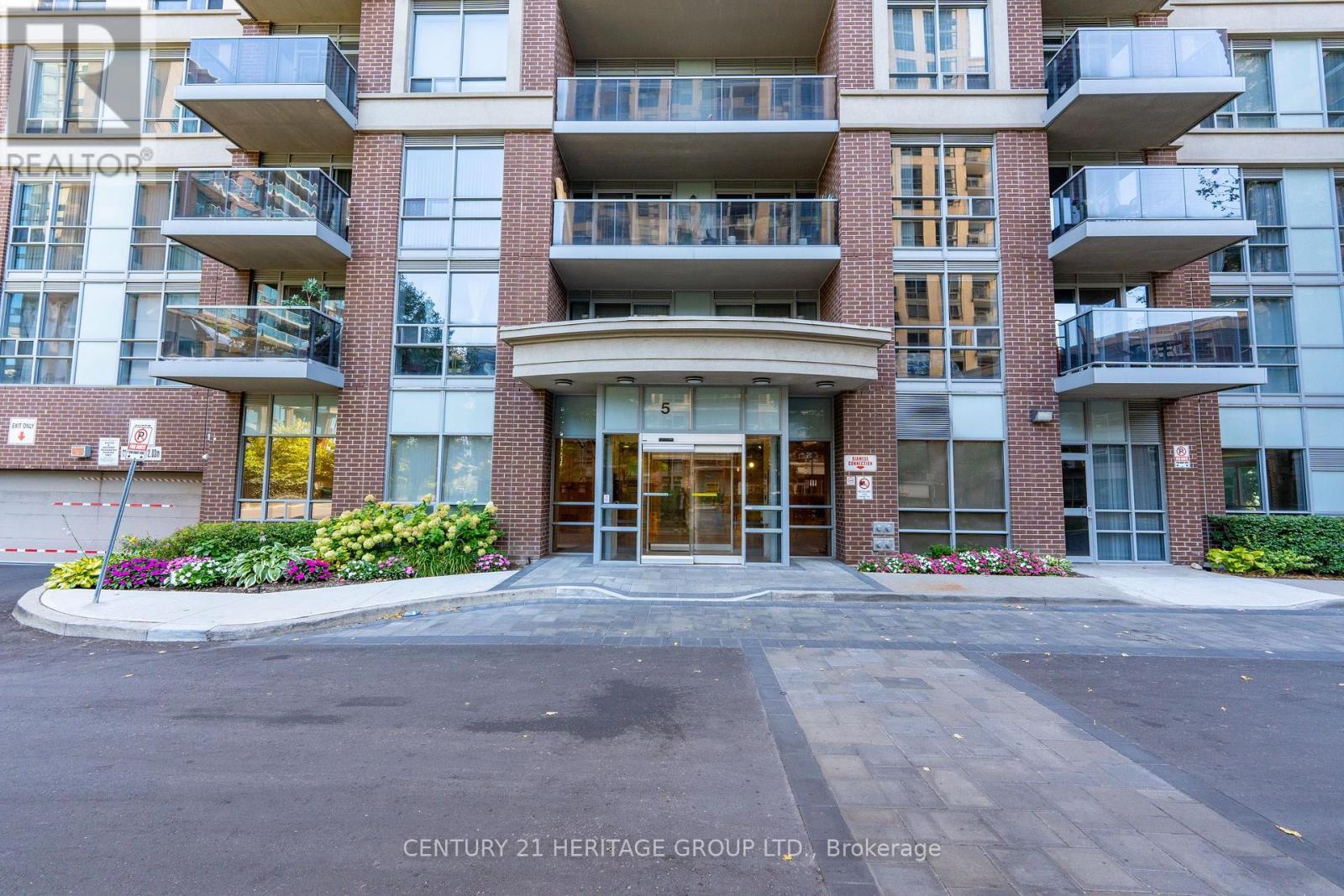 2002 - 5 Michael Power Place, Toronto, Ontario  M9A 0A3 - Photo 2 - W12420016