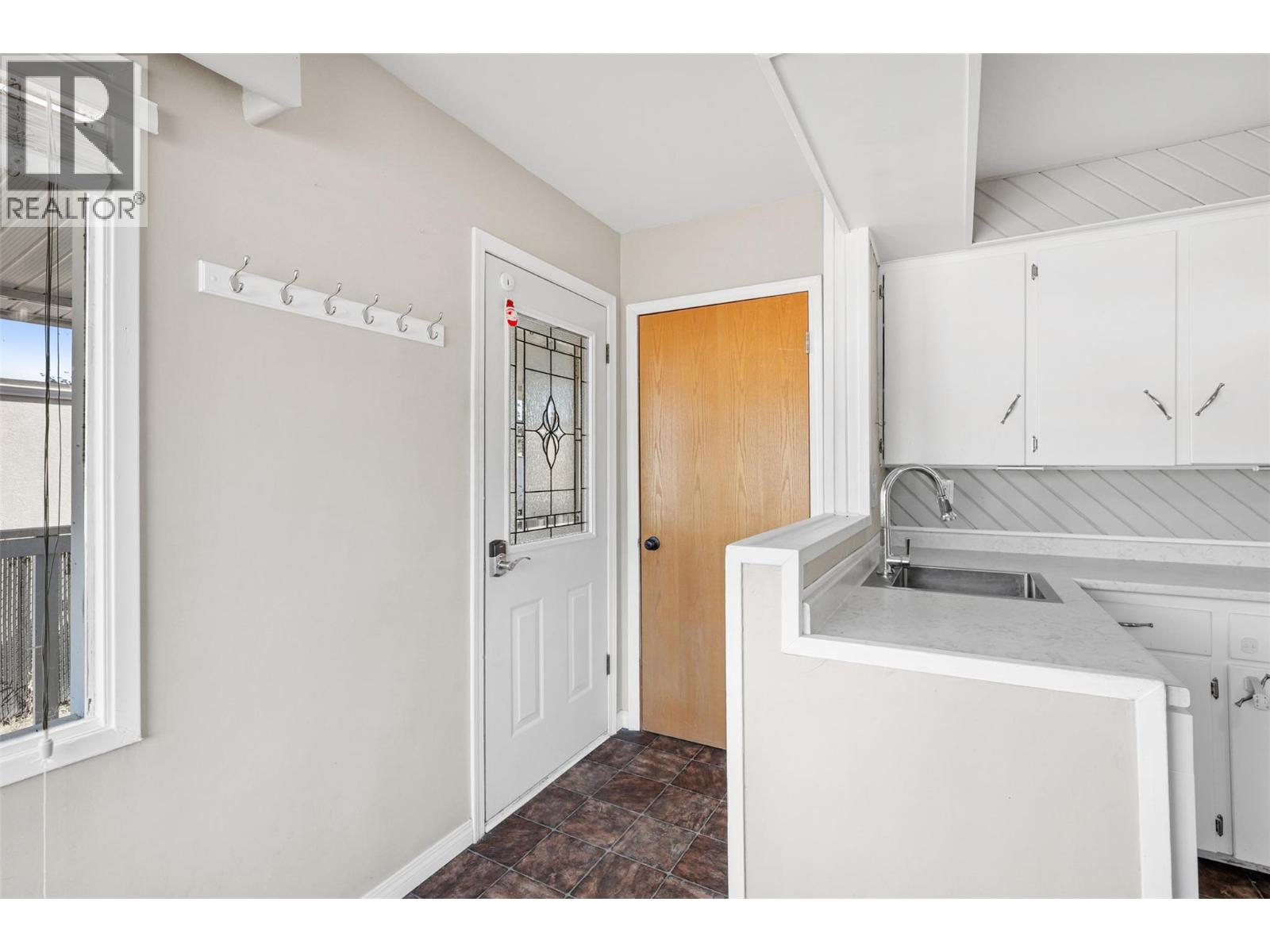 2687 Joyce Avenue, Kamloops, British Columbia  V2B 4M2 - Photo 4 - 10363801