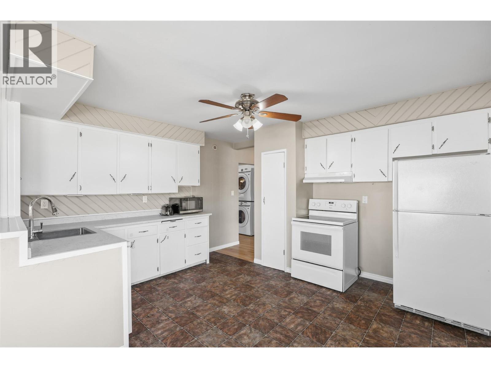 2687 Joyce Avenue, Kamloops, British Columbia  V2B 4M2 - Photo 6 - 10363801