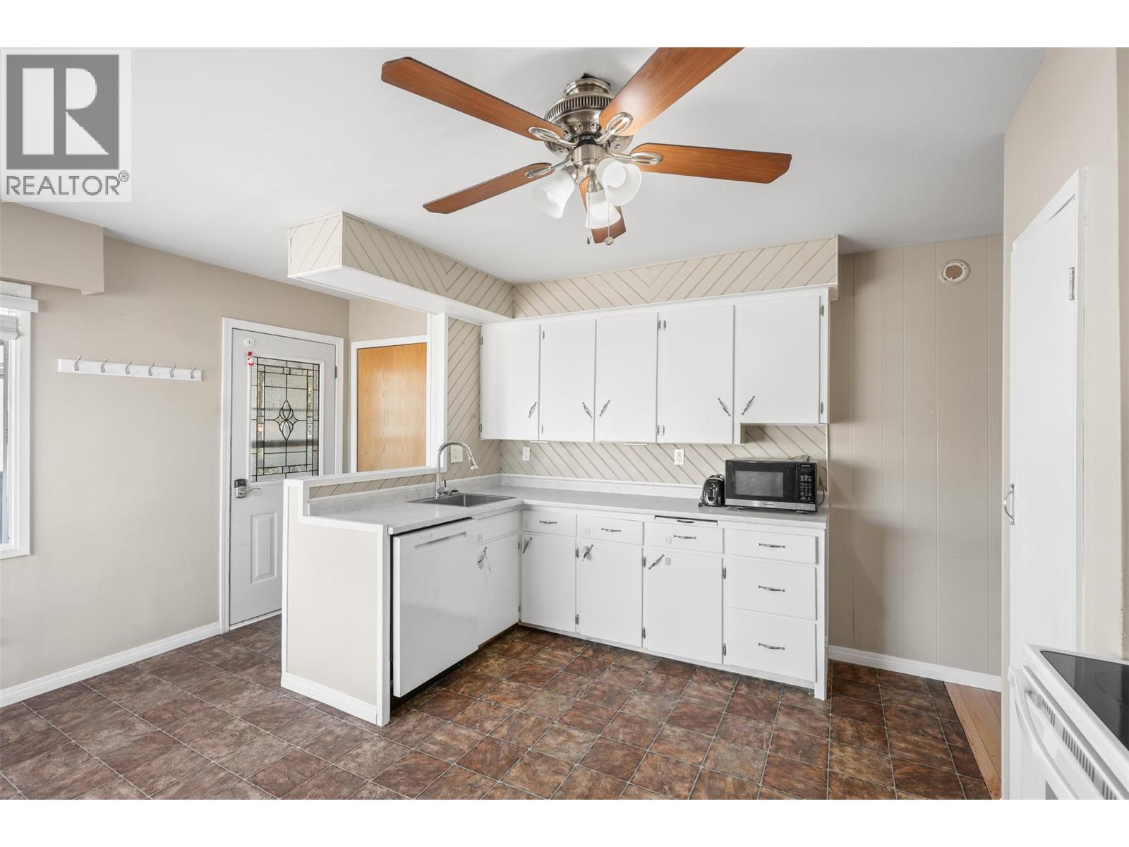 2687 Joyce Avenue, Kamloops, British Columbia  V2B 4M2 - Photo 7 - 10363801