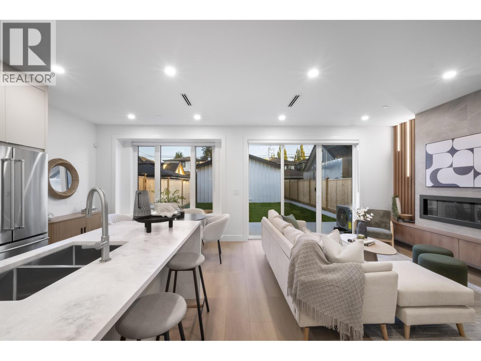 2 2386 E 45TH AVENUE, Vancouver, British Columbia
