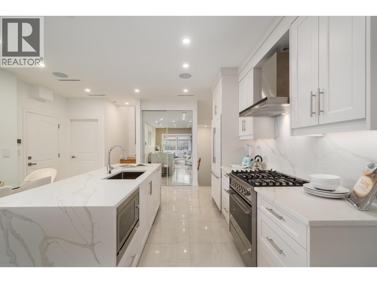 2523 W 8TH AVENUE, Vancouver, British Columbia
